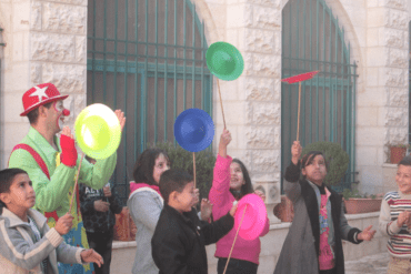 احتضان مغامرات الربيع والصيف: تعزيز النمو والفرح لدى الأطفال