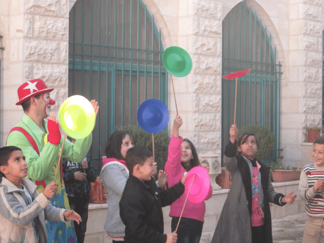 احتضان مغامرات الربيع والصيف: تعزيز النمو والفرح لدى الأطفال